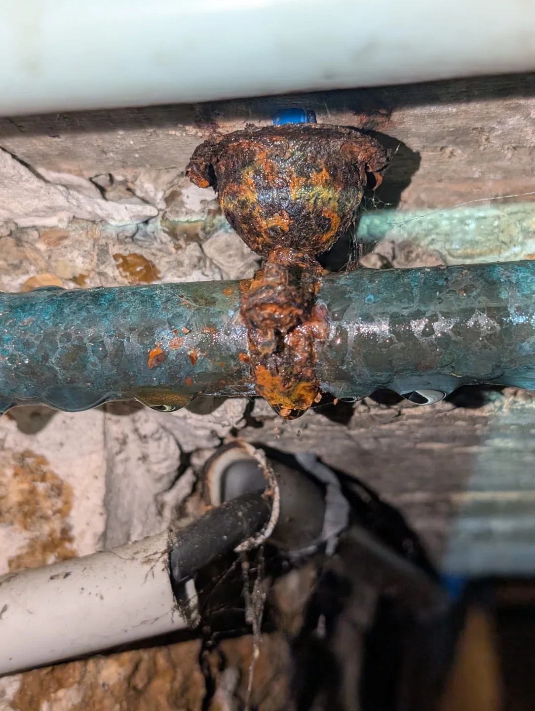 Canalisation en cuivre et collier marqués par la corrosion