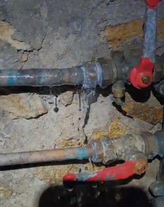 Vannes et raccords sur une alimentation en cuivre